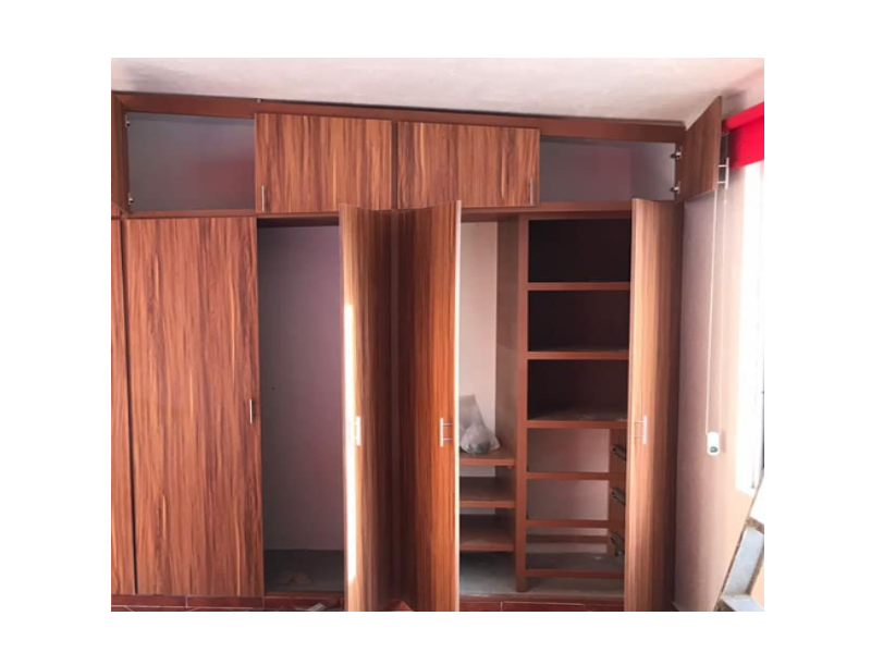 CLOSET CON ZAPATERA EXTRAÍBLE/ Acabados Residenciales en Madera Puebla 